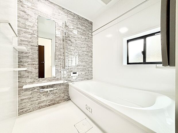 一日の疲れを癒してくれる明るい清潔感のあるバスルーム