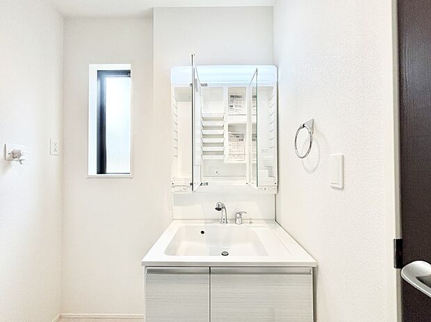 三面鏡の裏に、化粧品や衛生用品などを収納可能。洗面台をすっきりと保ちます!