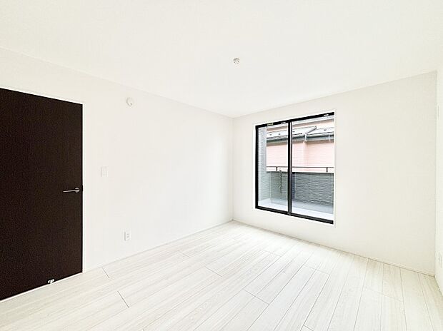 バルコニーが開放感をプラスしてくれる洋室