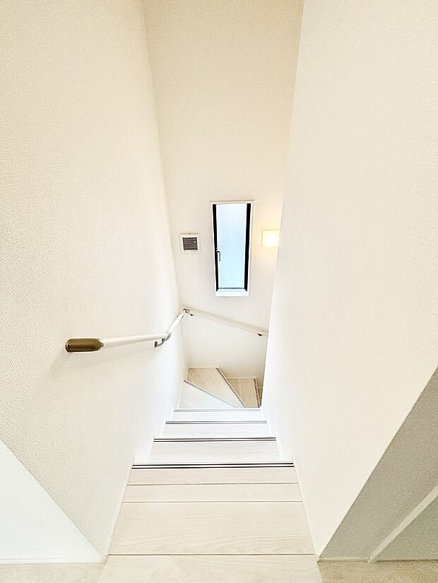 階段は手すり付きなので小さなお子さまやご高齢の方も安心です