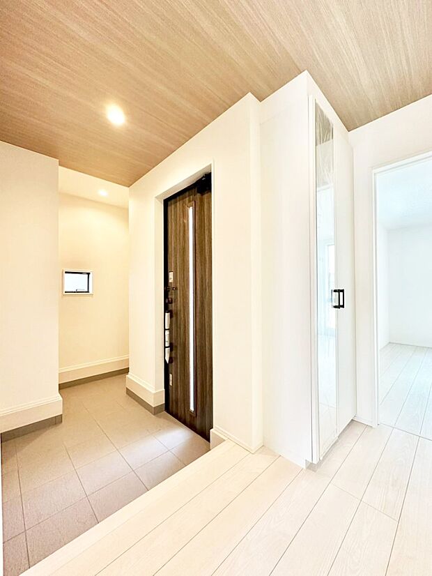 ガラススリットの入った玄関ドアが室内に光を届けてくれます