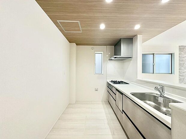 爽やかな風が通り抜けるキッチン。窓があるので明るく換気にも役立ちます。