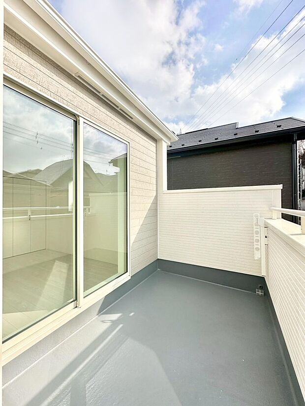 南向きのバルコニー！ご家族の洗濯物はもちろん、お布団もたっぷり干せます！