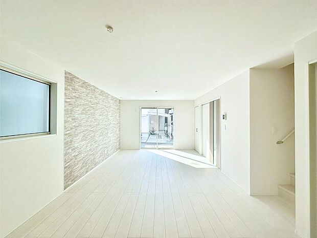 日当たりの良いリビング。お気に入りのグリーンを飾れば更に心地よさがアップ!