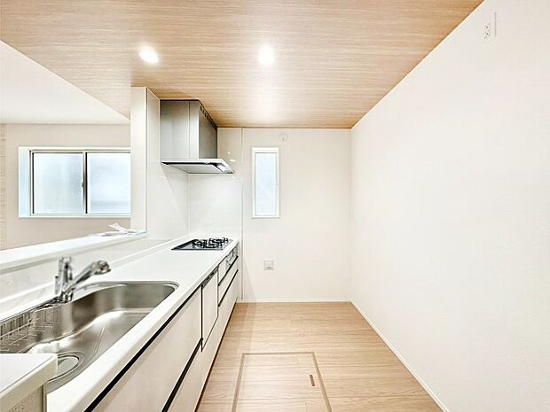 爽やかな風が通り抜けるキッチン。窓があるので明るく換気にも役立ちます。