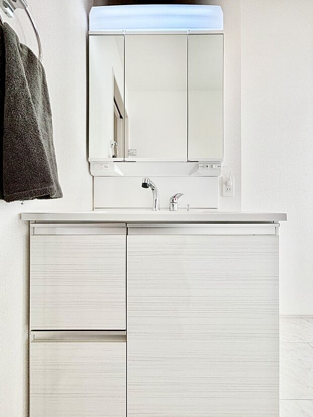 収納力と機能性に優れた洗面化粧台