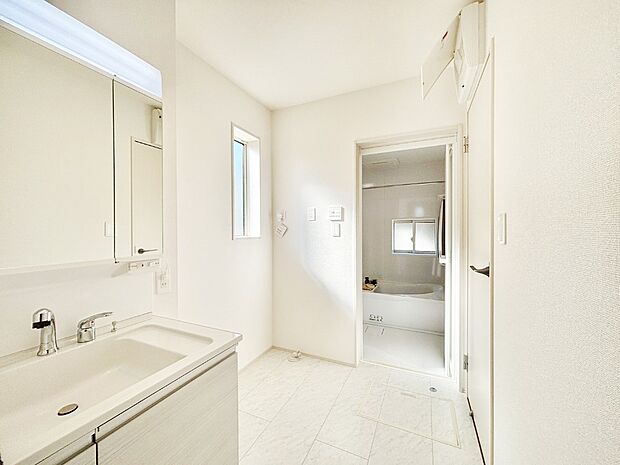 清潔感のある快適空間です。毎日の身支度も気持ち良くお使い頂けます。