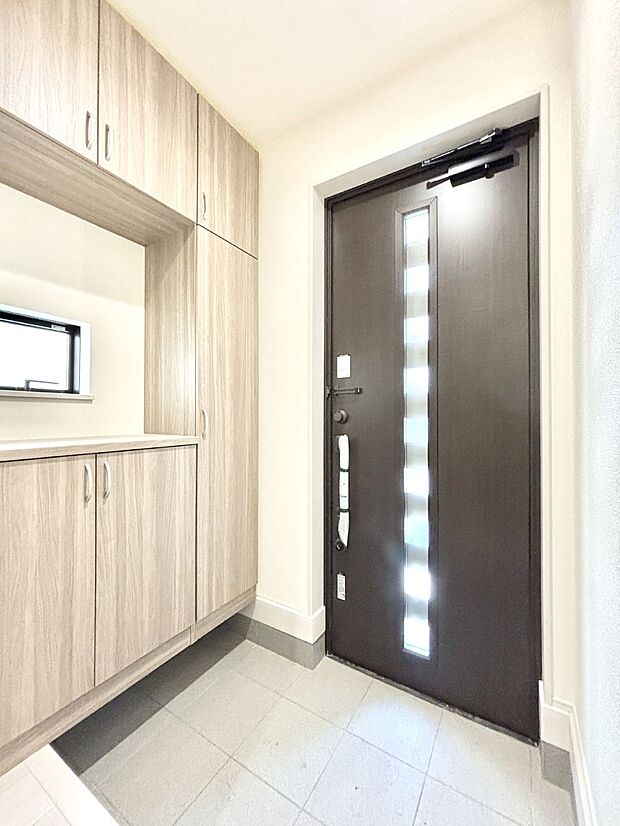 明るい玄関はお客様をお出迎えするのにぴったりです！ 