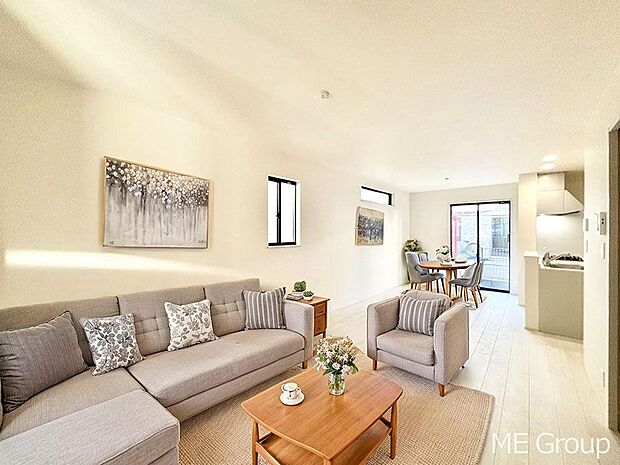 ご家族の賑やかな話し声で包まれる明るいリビング ※家具はCGです