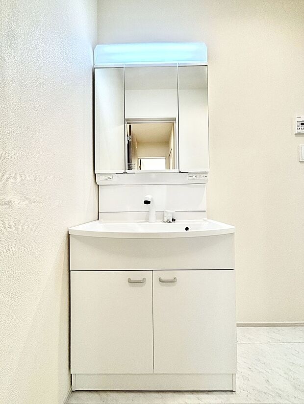 大きく見やすい三面鏡で清潔感ある洗面台は、身だしなみチェックや肌のお手入れにおすすめです。