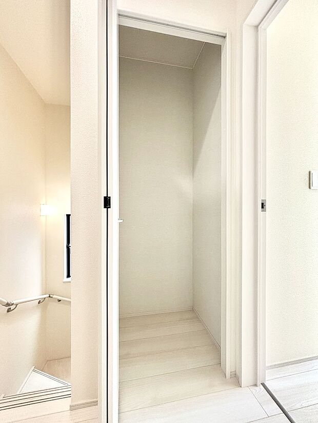 廊下収納。掃除道具や季節の小物を収納することができます。