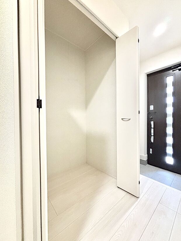 玄関ホール収納です。掃除道具やお出かけ用グッズの収納に便利です。