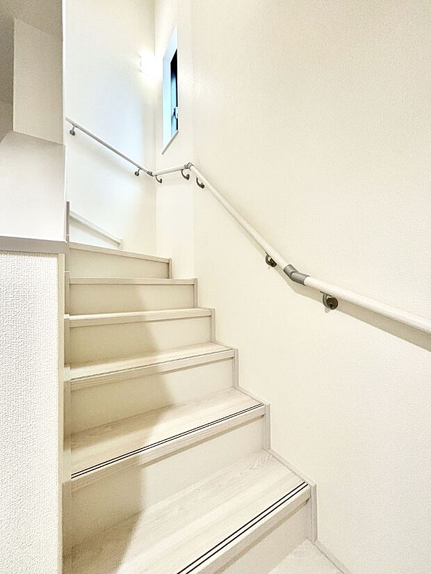 階段は手すり付きなので小さなお子さまやご高齢の方も安心です