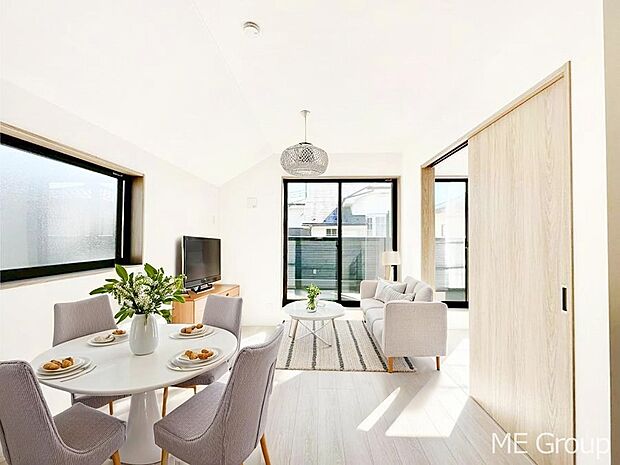 大きな窓からたっぷりの陽光と風を感じられるリビング　※家具はCGです  