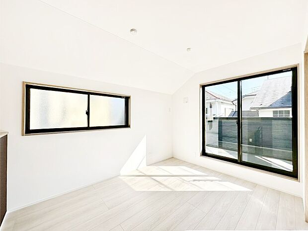 明るい陽光が注ぎ、寛ぎの雰囲気に満たされるリビングダイニング 