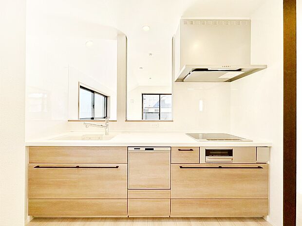 食洗機・浄水器・IHコンロなどデザイン性も機能性も兼ね備えたシステムキッチン！