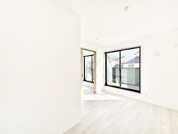 バルコニーが明るさと開放感を演出！プライベートな空間も心地よく感じられます。