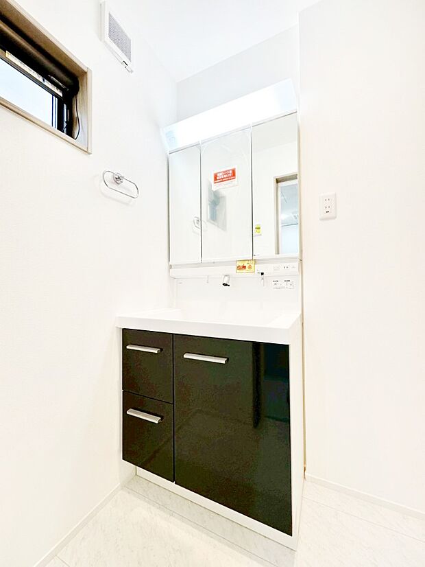 三面鏡キャビネット・シャワー付き洗面化粧台で忙しい朝の身支度もスムーズに!