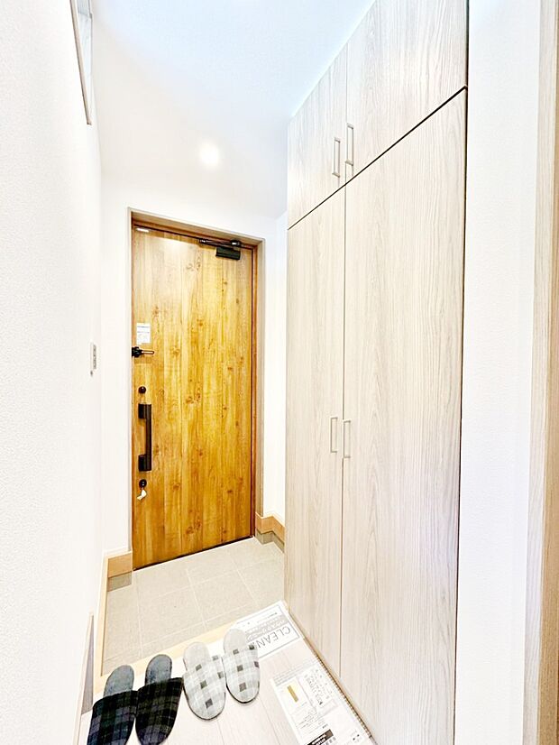 散らかりがちな玄関もスッキリ！ご家族の靴もたっぷり収納できる玄関収納付きです。