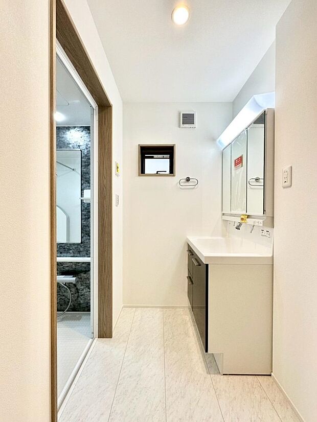 清潔感のある快適空間です。毎日の身支度も気持ち良くお使い頂けます!