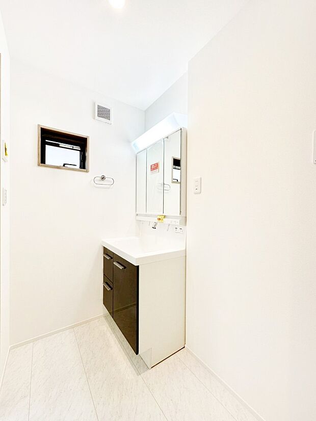 柔らかな朝の光を感じられる窓がついたランドリースペース