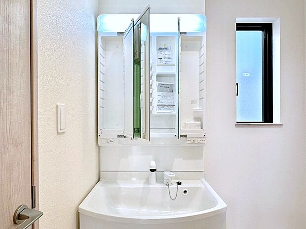 三面鏡の裏に、化粧品や衛生用品などを収納可能。洗面台をすっきりと保ちます！