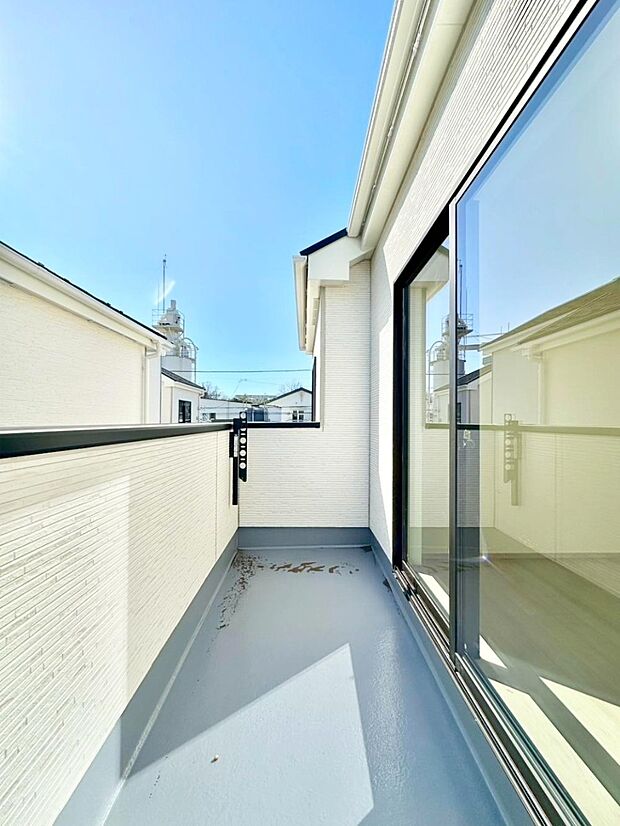 暖かな陽光が降り注ぐバルコニーはお洗濯におすすめ。爽やかな風も心地よいです。