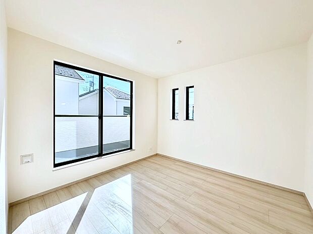 バルコニーが開放感をプラスしてくれる洋室