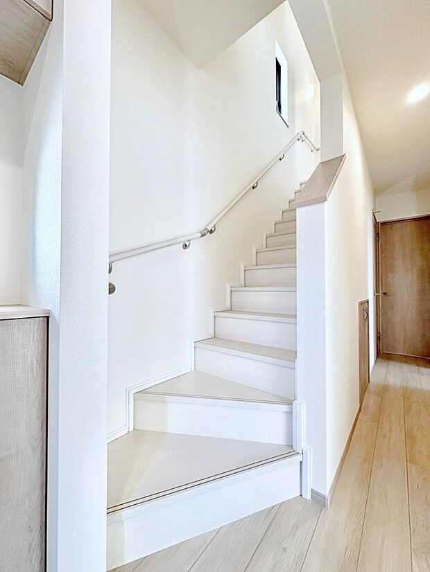 安全性を考慮し階段には手すりを設置しています