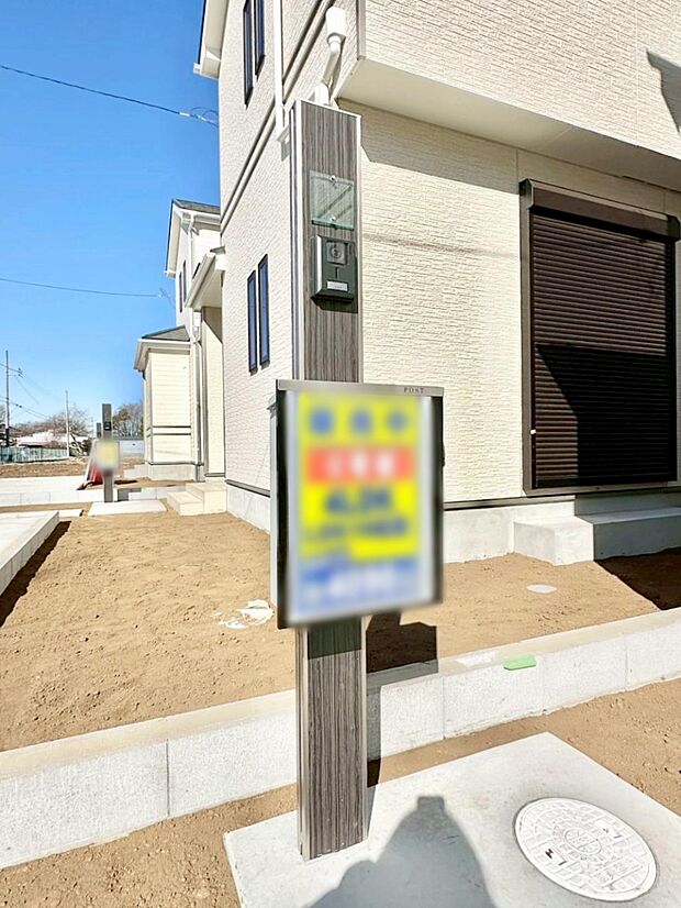 表札・インターホン・ポストをひとつに集約。エントランスになじむシンプルデザイン。