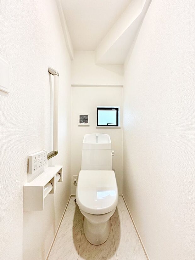 明るく清潔感のあるトイレです。