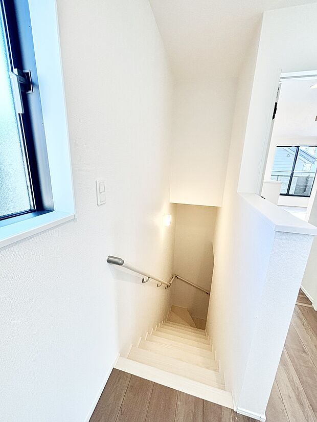 階段は手すり付きなので小さなお子さまやご高齢の方も安心です