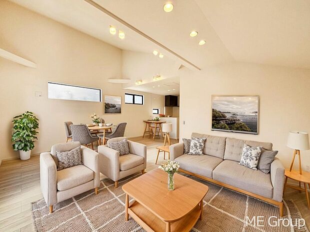 プライバシーも守れる2階リビングは明るく開放感たっぷり　※家具はCGです