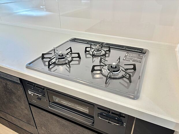 ガスコンロはＳｉセンサー搭載。火力調節や焦げ付き・消し忘れも防いでくれます。