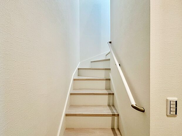 安全性を考慮し階段には手すりを設置しています