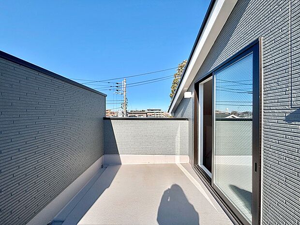 ゆったりバルコニーだから沢山お洗濯ものを干せます。