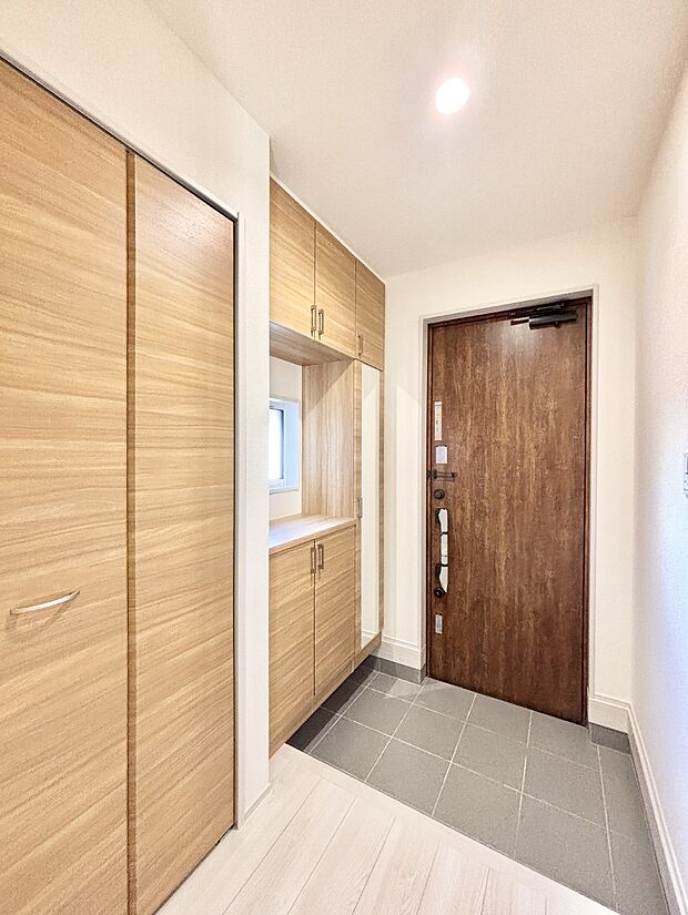 飾り棚を利用して、お越しいただくお客様をおもてなしできます。