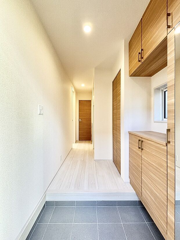 明るい玄関はお客様をお出迎えするのにぴったりです！ 