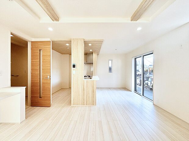 折上天井は立体的な奥行きがあるので、天井が広く見えて開放的な空間を演出できます。  