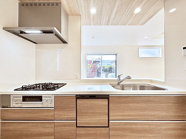 リビングを見渡せる人気のカウンターキッチン。 家族を見守りながら家事をすることができます。