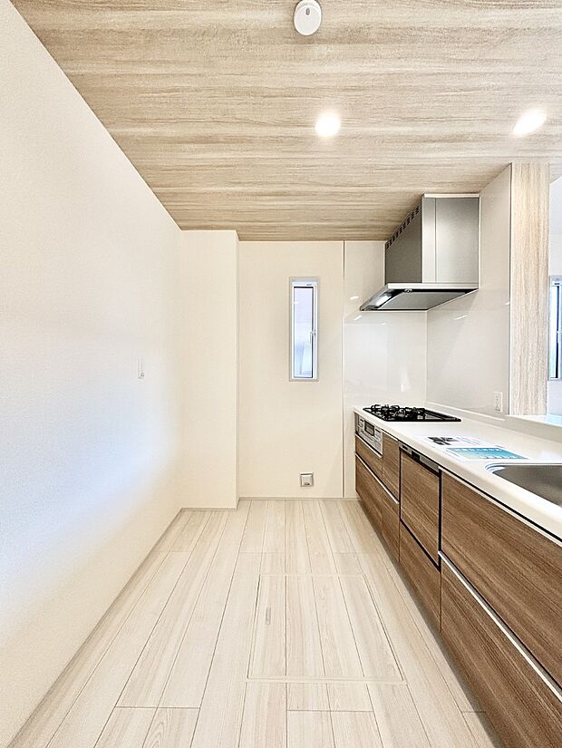 ポップアップ天井が素敵なキッチン!窓があるので採光もとれ換気にも役立ちます。