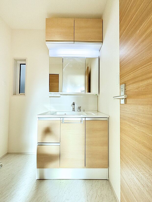 大きく見やすい三面鏡で清潔感ある洗面台は、身だしなみチェックや肌のお手入れにおすすめです。