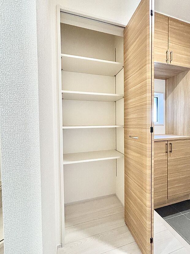 1階廊下収納には掃除用品や日用品のストックなどを収納できます。