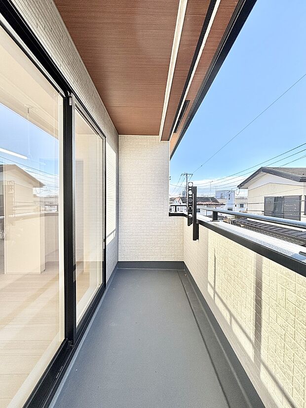 バルコニーはうれしい2ヶ所付き。お洗濯物やお布団をたっぷり干せます。