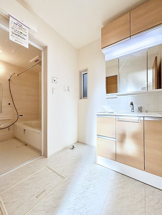 小窓がついているので湿気の多い場所でも換気が十分行えます。毎日の身支度を気持ち良く!