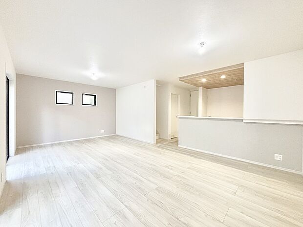 明るい陽光が注ぎ、寛ぎの雰囲気に満たされるリビング・ダイニング。 