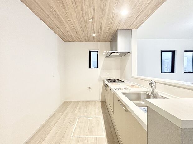 爽やかな風が通り抜けるキッチン。窓があるので明るく換気にも役立ちます。