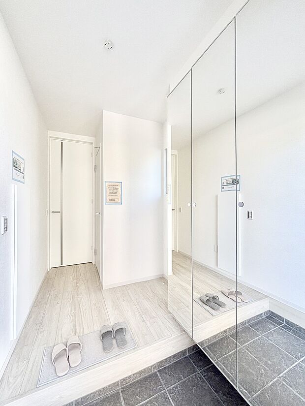 家族の帰宅やお客様をあたたかく迎える玄関  