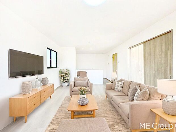 家族の和やかな会話が聞こえてきそう。開放感のあるリビングです。※家具はCGです