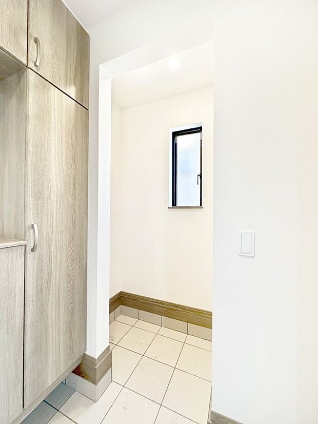 シューズインクローク付き!雨具やベビーカーも置けます。